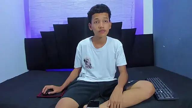 _Noah19 — Flash ass + oil + 3 spanks