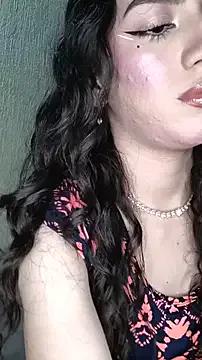 Emily-hottson — Show one tit