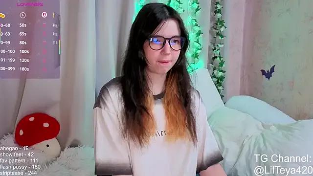 little_Teya — flash + squeeze tits