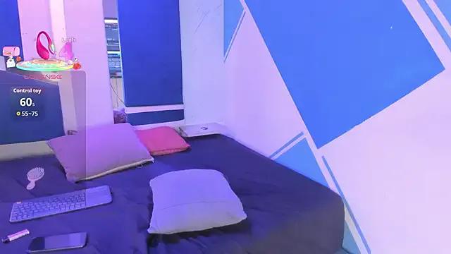 SamanthaFerrer_ — show holes in four